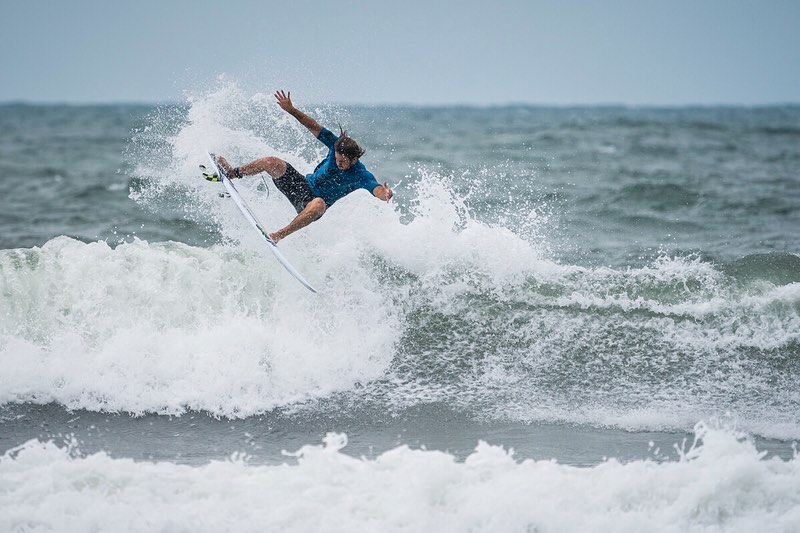 Πέρι Σιγανός surfing